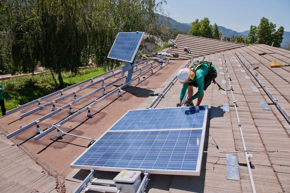 imagen de Instalador de paneles solares ¿Cuánto cuesta contratarlo? Peligros en la instalación de placas fotovoltaicas en cuantocuesta.info